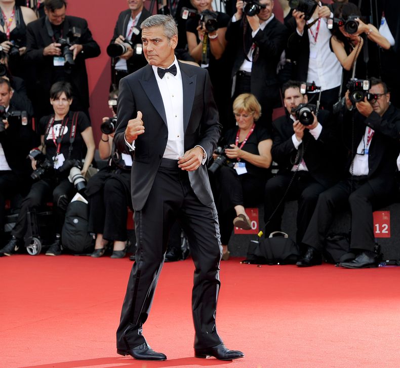 ARCHIVO - El actor estadounidense George Clooney llega a la alfombra roja para el estreno de su película The Ides of March, inaugurando la 68ª edición del Festival de Cine de Venecia en Venecia, Italia, el 31 de agosto de 2011. (Foto AP/Jonathan Short, archivo)