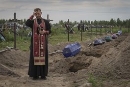 ucrania: entierran a mas victimas no identificadas