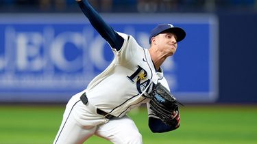 Griffin Jax, lanzador de los Rays de Tampa Bay, realiza un lanzamiento ante los Rangers de Texas durante la primera entrada de un partido de béisbol el martes 28 de julio de 2026, en St. Petersburg, Florida. (Foto AP/Chris OMeara)
