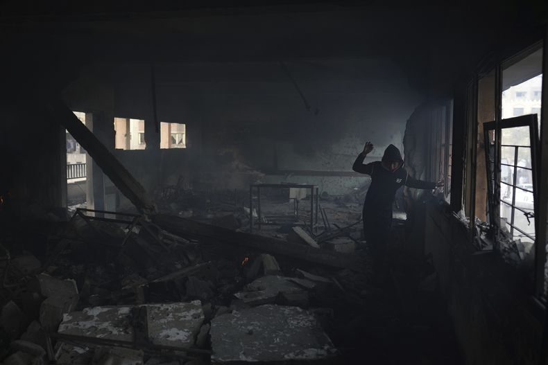 Palestinos inspeccionan los daños tras un ataque aéreo israelí esa madrugada en la escuela Yaffa, en Ciudad de Gaza, el miércoles 23 de abril de 2025. (AP Foto/Jehad Alshrafi)