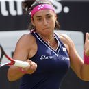 Caroline García devuelve ante Sabine Lisicki durante la primera ronda del torneo de la WTA en Berlín, el lunes 10 de junio de 2023. (Wolfgang Kumm/dpa vía AP)