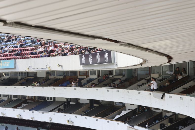 Vista de los palcos del Estadio Azteca de la Ciudad de México durante un partido de la Kings League, el sábado 4 de mayo de 2024. (AP Foto/Ginnette Riquelme)