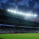 Vinnie Pasquantino, de los Reales de Kansas City, recorre las bases tras conectar un jonrón solitario durante la séptima entrada de un partido de béisbol contra los Rangers de Texas, el martes 19 de agosto de 2025, en Kansas City, Misuri. (Foto AP/Charlie Riedel)