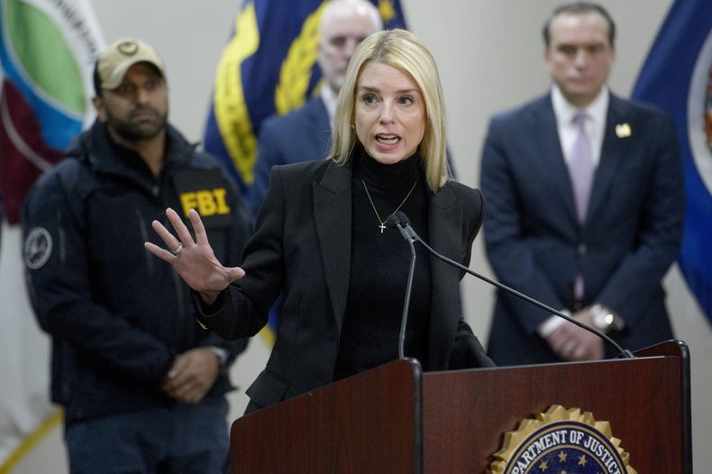 La secretaria de Justicia de EEUU, Pam Bondi, habla sobre un líder de la pandilla MS-13 de 24 años que fue arrestado en Virginia, el 27 de marzo de 2025, durante una conferencia de prensa en la Oficina de Campo del FBI en Manassas, Virginia. (AP Foto/Rod Lamkey)