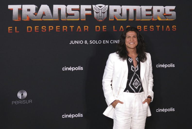 El actor estadounidense Cristo Fernández posa a su llegada a la alfombra roja de Transformers: Rise of the Beasts, en la Ciudad de México el 30 de mayo de 2023. (Foto AP/Berenice Bautista)