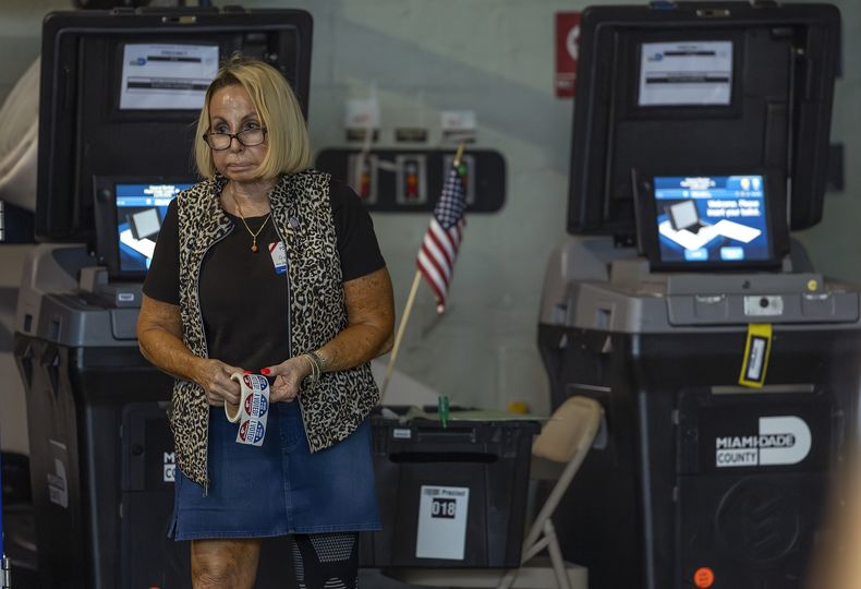 Una trabajadora electoral sostiene un rollo de adhesivos que dicen “¡Yo vote!” el día de la elección en el condado de Miami-Dade, en la Estación de Bomberos #4 de Miami Beach, el martes 5 de noviembre de 2024, en Miami Beach, Florida. (David Santiago /Miami Herald vía AP)