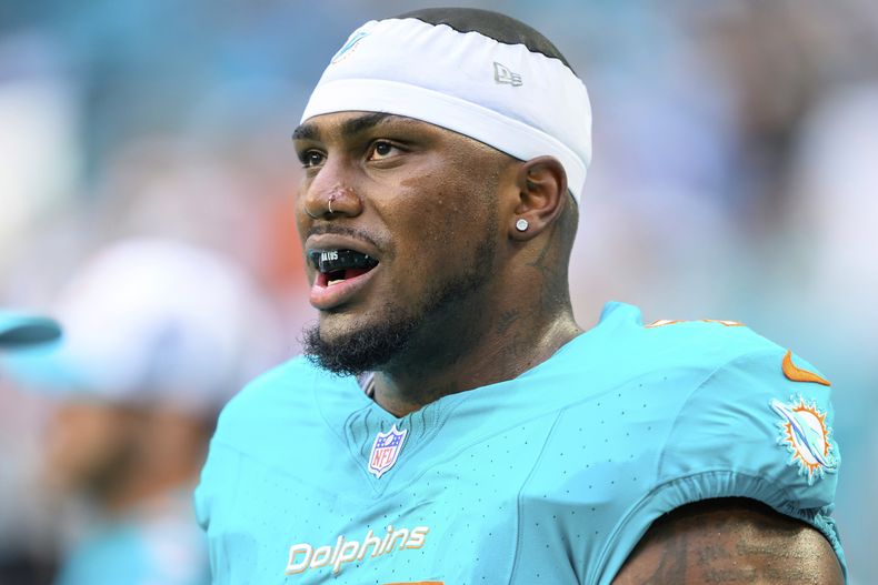 ARCHIVO - Bayron Matos, tackle ofensivo de los Dolphins de Miami, está de pie en la línea lateral previo al inicio de un partido de pretemporada de la NFL frente a los Falcons de Atlanta, el viernes 9 de agosto de 2024, en Miami Gardens, Florida. (AP Foto/Doug Murray, Archivo)