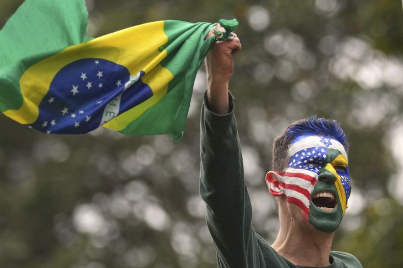 Un partidario de Jair Bolsonaro marcha en apoyo del exmandatario brasileño en Sao Paulo, Brasil, el domingo 7 de septiembre de 2025. (AP Foto/Andre Penner)