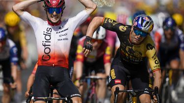 Wout Van Aert (derecha) reacciona tras perder la segunda etapa del Tour de Francia ante Victor Lafay (izquierda), el domingo 2 de julio de 2023, en San Sebastián, España. (AP Foto/Daniel Cole)