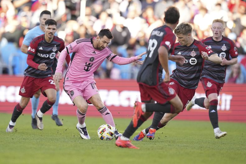 El delantero de Inter Miami Lionel Messi (10) controla el balón durante el segundo tiempo contra Toronto FC en Toronto, el sábado 5 de octubre de 2024. (Chris Young/The Canadian Press vía AP)