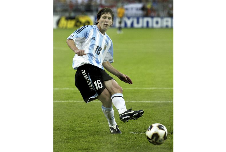 ARCHIVO - Lionel Messi convierte un penal por la selección de Argentina durante la final del Mundial Sub20 ante Nigeria en Utrecht, Holanda, el sábado 2 de julio de 2005 (AP Foto/Fred Erns, archivo)