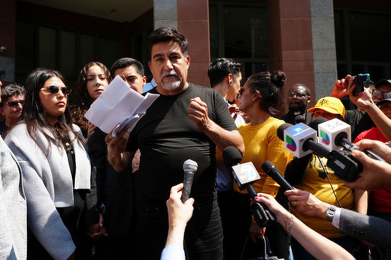 ARCHIVO - David Huerta, presidente del Sindicato Internacional de Empleados de Servicios de California, quien fue arrestado durante una redada de inmigración, habla tras ser puesto en libertad bajo fianza el 9 de junio de 2025, en el centro de Los Ángeles. (AP Foto/Damian Dovarganes, Archivo)