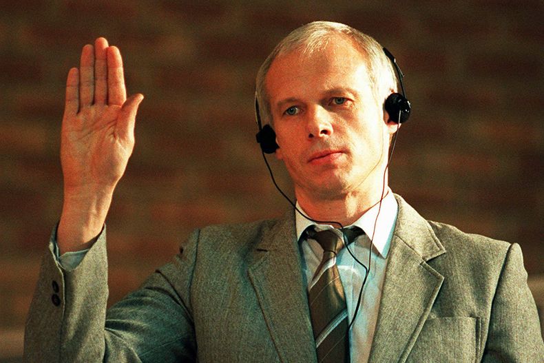 ARCHIVO - Janusz Walus, inmigrante polaco y asesino convicto del líder del Partido Comunista Sudafricano, Chris Hani, presta juramento en una audiencia de la Comisión de Verdad y Reconciliación en Pretoria, Sudáfrica, el 24 de noviembre de 1997. (AP Foto/Cobus Bodenstein, Archivo)