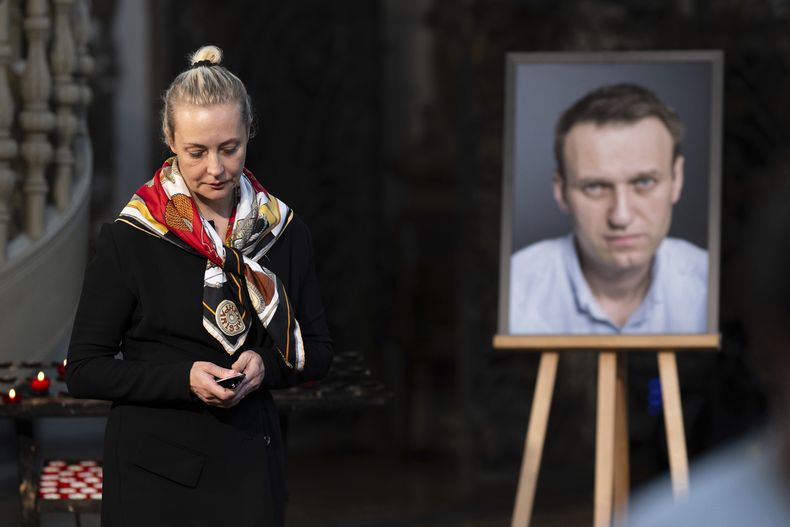 ARCHIVO - Yulia Navalnaya, viuda del líder opositor ruso Alexei Navalny, camina ante la foto de su marido tras encender una vela al final de un servicio en su memoria por su cumpleaños, en la iglesia de Santa María de Berlín, el 4 de junio de 2024. (Christoph Gollnow/dpa/dpa via AP, Archivo)