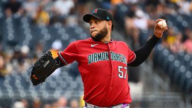 Eduardo Rodríguez de los Diamondbacks de Arizona lanza contra los Piratas de Pittsburgh, el miércoles 29 de julio de 2026, en Pittsbugh. (AP Foto/Justin Berl)
