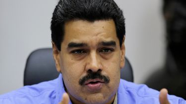 americateve | El presidente venezolano Nicol&aacute;s Maduro habla durante una reuni&oacute;n de su gabinete en el palacio presidencial de Miraflores en Caracas, Venezuela, el viernes 29 de noviembre de  2013. Maduro denunci&oacute; el martes 3 de diciembre de 2013 que