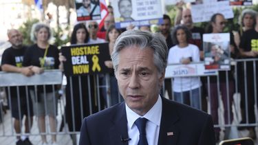 El secretario de Estado de Estados Unidos, Antony Blinken, habla con los medios tras reunirse con familiares y defensores de israelíes retenidos por Hamás en Gaza, durante una visita a Tel Aviv, Israel, el martes 11 de junio de 2024. (Jack Guez, imagen de pool via AP)