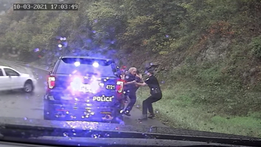 los rapidos reflejos de un policia que salvaron la vida de su companera en virginia