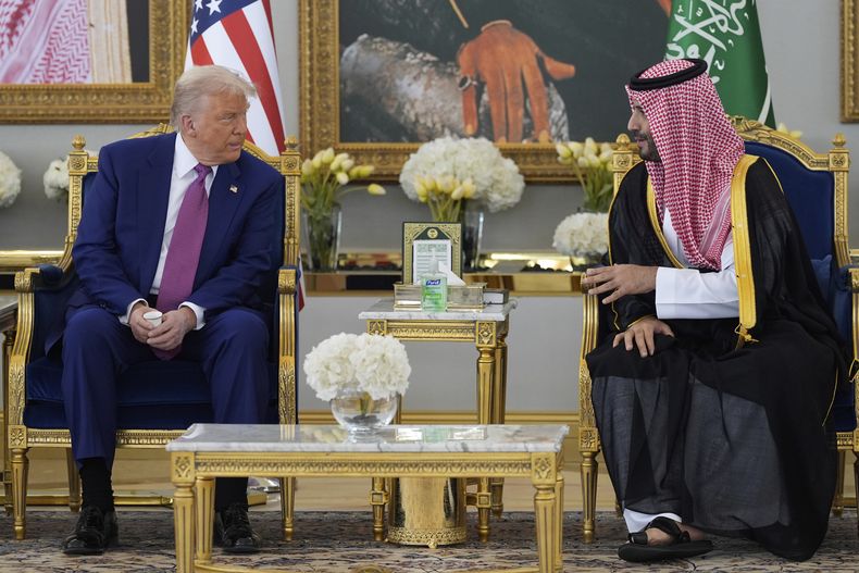 El presidente de Estados Unidos, Donald Trump, habla con el príncipe heredero saudí Mohammed bin Salman, durante una ceremonia de café en la terminal real del Aeropuerto Internacional Rey Khalid en Riad, Arabia Saudí, el martes 13 de mayo de 2025. (AP Foto/Alex Brandon)