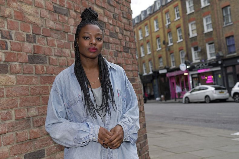 ARCHIVO - La directora Nia DaCosta posa para un retrato en Londres el 1 de septiembre de 2023 para promover The Marvels. (Foto AP/Kin Cheung, archivo)