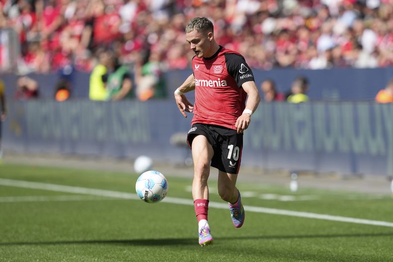 ARCHIVO - Florian Wirtz, del Leverkusen, en acción durante el partido de la Bundesliga alemana entre el Bayer Leverkusen y el FC Augsburg en el BayArena en Leverkusen, Alemania, el 26 de abril de 2025. (Foto AP/Martin Meissner, Archivo)