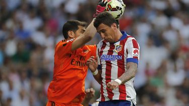 americateve | El arquero de Real Madrids Iker Casillas ataja ante la embestida de Mario Manduzic del Atl&eacute;tico Madrid en Madrie el 13 de septiembre del 2014. (AP Foto/Daniel Ochoa de Olza)