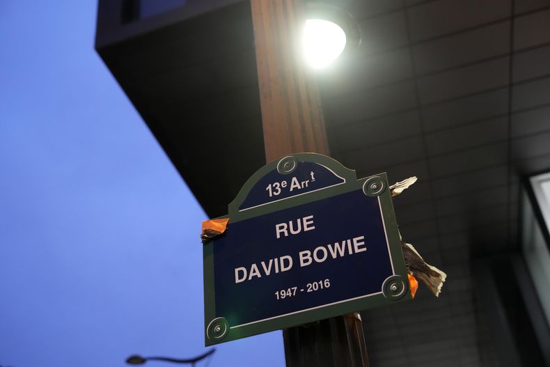 Un letrero de rue David Bowie después de ser develado en París, el lunes 8 de enero de 2024. París nombró la calle en honor a Bowie en el que habría sido su cumpleaños 77. (Foto AP/Christophe Ena)