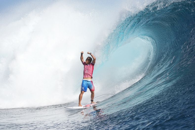 El francés Kauli Vaast compite en el duelo por la medalla de oro del surf de los Juegos Olímpicos de París, el lunes 5 de agosto de 2024, en Teahupoo, Tahití. (AP Foto/Gregory Bull)