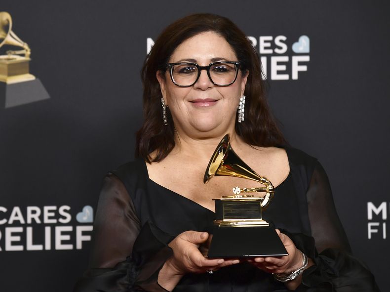 Gabriela Ortiz posa en la sala de prensa con el premio a la mejor composición clásica contemporánea durante la 67a entrega anual de los premios Grammy el domingo 2 de febrero de 2025 en Los Ángeles. (Foto Richard Shotwell/Invision/AP)