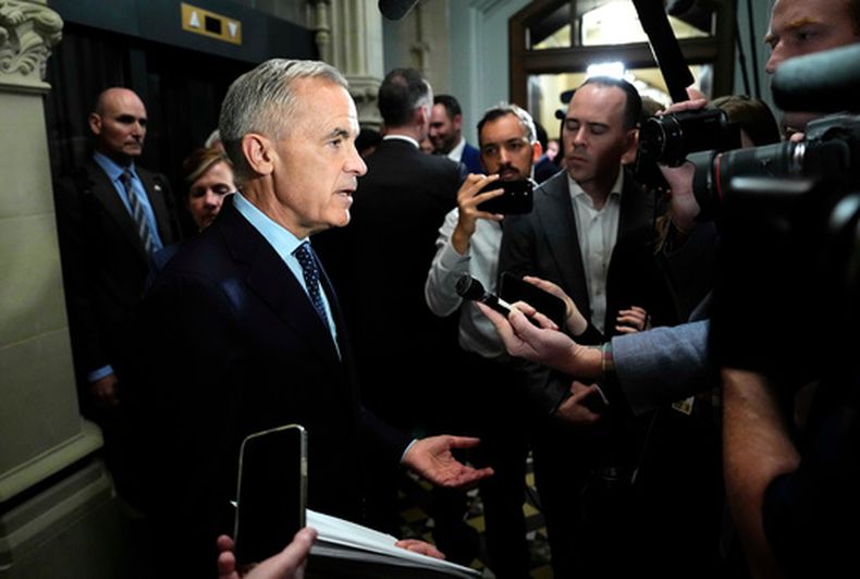 El primer ministro canadiense Mark Carney habla con la prensa a su salida de una reunión de la bancada Liberal, el miércoles 7 de octubre de 2026, en Ottawa. (Justin Tang/The Canadian Press via AP)