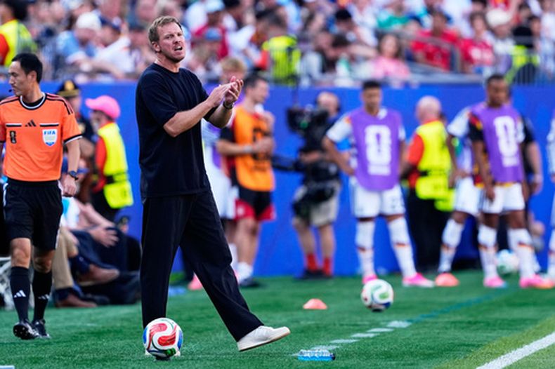El seleccionador de Alemania Julian Nagelsmann aplaude durante el encuentro ante Paraguay en los dieciseisavos de final de la Copa Mundial el lunes 29 de junio del 2026. (AP Foto/Petr David Josek)