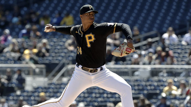 El abridor de los Piratas Johan Oviedo toleró cinco hits — todos sencillos — y recetó cinco ponches en 6 2/3 innings de labor ante los Medias Blancas de Chicago, en el partido celebrado el 9 de abril de 2023 en Pittsburgh. CHARLES LECLAIRE USA TODAY NETWORK