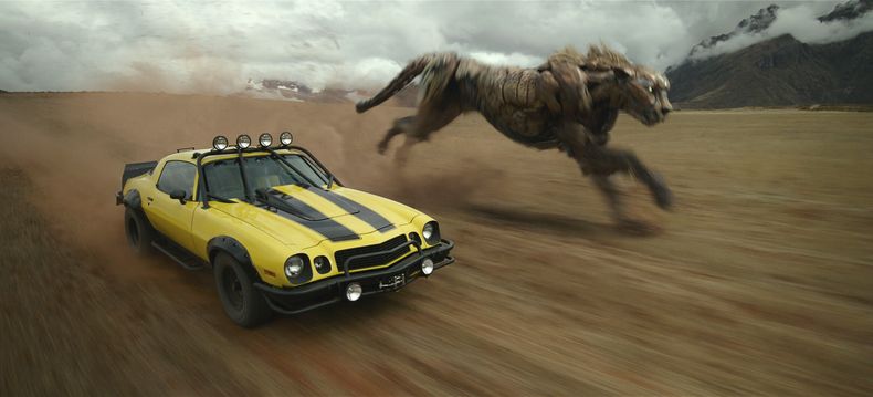 En esta imagen proporcionada por Paramount Pictures Bumblebee, izquierda, y Cheetor en una escena de Transformers: Rise of the Beasts. (Paramount vía AP)