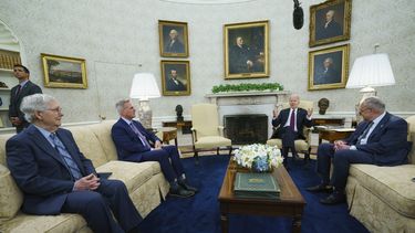 El presidente Joe Biden, al fondo, conversa con el líder de la minoría del Senado, Mitch McConnell; el presidente de la Cámara Baja, Kevin McCarthy, y el líder de la mayoría del Senado, Chuck Schumer, durante una reunión para examinar el límite de la deuda en la Oficina Oval de la Casa Blanca, en Washington, el martes 9 de mayo de 2022. (AP Foto/Evan Vucci)