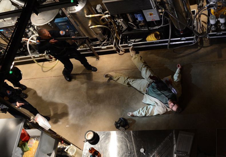 La imagen proporcionada por AMC Byan Cranston como Walter White en la &uacute;ltima escena de &ldquo;Breaiking Bad&rdquo;. La popular serie sobre un maestro de qu&iacute;mica convertido en narcotraficante termin&oacute; el domingo 29 de septiembre. (Foto