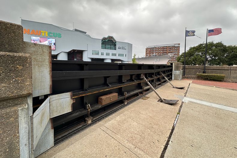 Una compuerta contra inundaciones bloquea el acceso desde la zona costera a Main Street en Norfolk, Virginia, cuando una tormenta del noreste se traslada por la costa, el jueves 24 de septiembre de 2026. (Foto AP/Allen G. Breed)