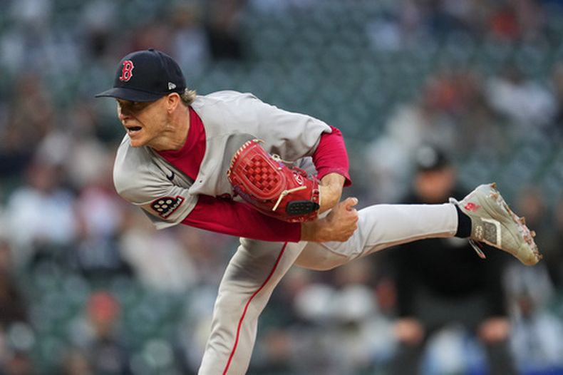 Sonny Gray, lanzador de los Medias Rojas de Boston, trabaja durante la quinta entrada del juego de béisbol de Grandes Ligas contra los Tigres de Detroit, el miércoles 6 de mayo de 2026, en Detroit. (AP Foto/Paul Sancya)