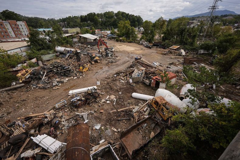 Escombros tras el paso del huracán Helene, el lunes 30 de septiembre de 2024, en Asheville, Carolina del Norte. (AP Foto/Mike Stewart)
