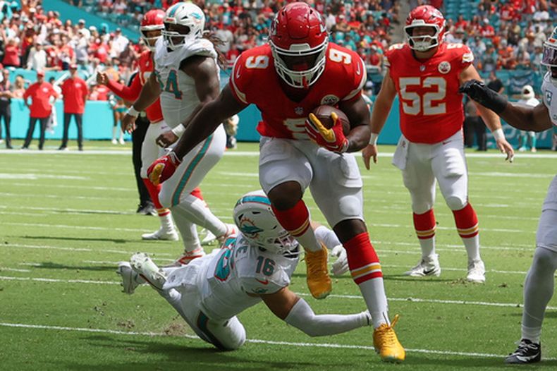 El corredor de los Chiefs de Kansas City Kenneth Walker III anota frente al safety de los Dolphins de Miami Michael Taaffe en el encuentro de del domingo 27 de septiembre del 2026. (AP Foto/David Santiago)