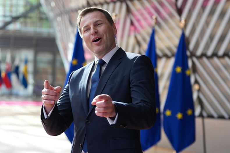 El ministro de Defensa de Estonia, Hanno Pevkur, habla con los medios de comunicación al llegar a una reunión de ministros de Defensa de la UE en la sede del Consejo Europeo en Bruselas, el martes 12 de mayo de 2026. (Foto AP/Virginia Mayo)