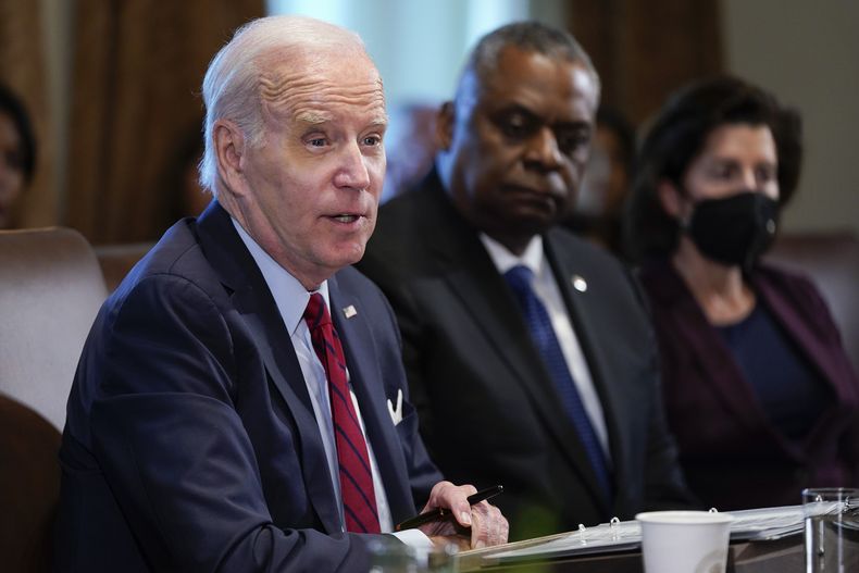 ARCHIVO - El presidente Joe Biden habla durante una reunión de su gabinete en la Casa Blanca, el 5 de enero de 2023, en Washington. (AP foto/Patrick Semansky, archivo)