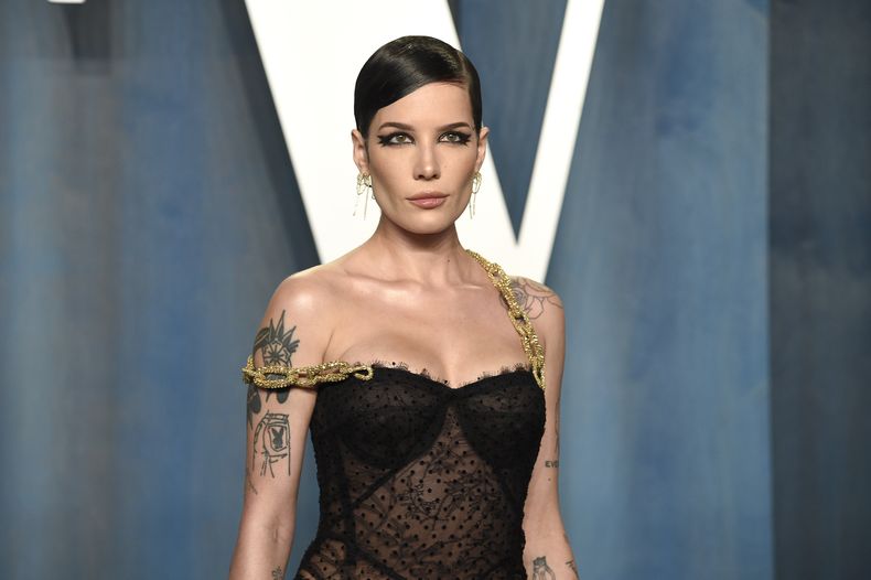 ARCHIVO- Halsey en la fiesta de los Oscar de Vanity Fair en Beverly Hills, California, el 27 de marzo de 2022. (Foto Evan Agostini/Invision/AP, archivo)