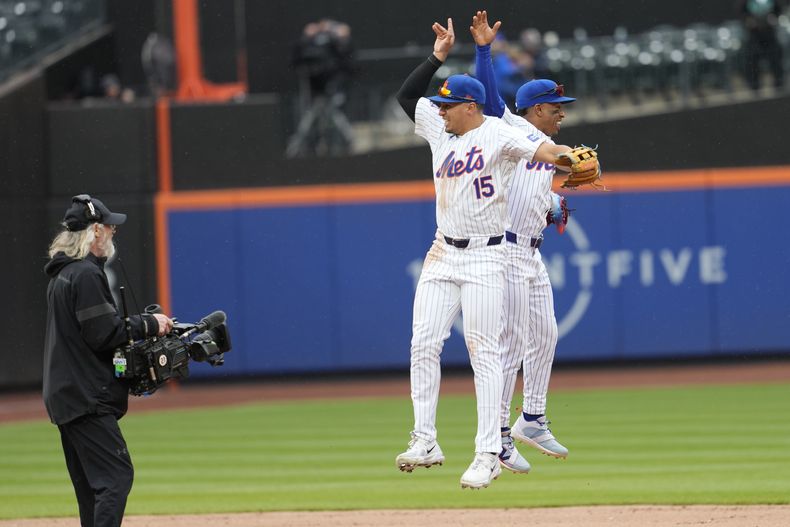Tyrone Taylor (15) y Francisco Lindor, de los Mets de Nueva York, celebran después de derrotar a los Piratas de Pittsburgh en un juego de béisbol, el miércoles 17 de abril de 2024, en Nueva York. (AP Foto/Mary Altaffer)