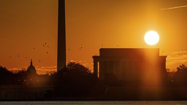 ARCHIVO - El Sol brilla sobre el Monumento a Lincoln teniendo como fondo el Monumento a Washington y el Capitolio de Estados Unidos el 13 de marzo de 2021, en Washington. (AP Foto/J. David Ake, Archivo)