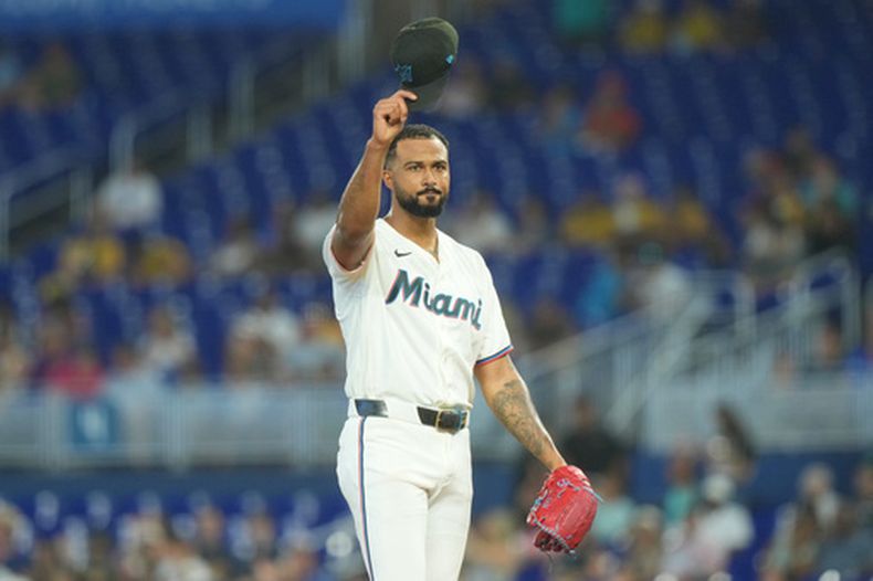 El dominicano Sandy Alcántara, lanzador de los Marlins de Miami, se quita la gorra tras romper el récord de más innings lanzados con el equipo, el sábado 8 de agosto de 2026, ante los Angelinos de Los Ángeles (AP Foto/Marta Lavandier)