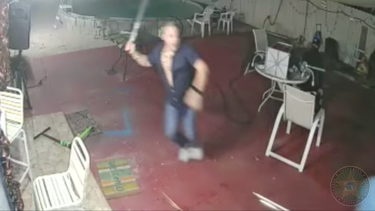 florida: un hombre se enfrenta con un machete a tres ladrones armados (video)