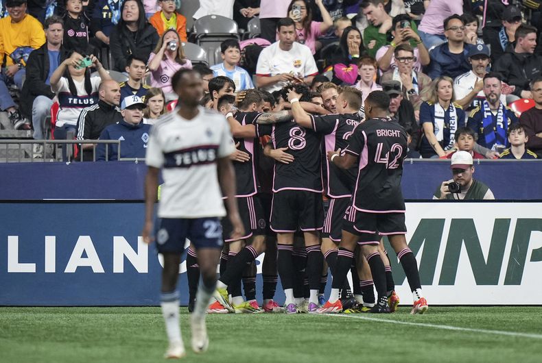 Los jugadores del Inter Miami festejan un tanto del ecuatoriano Leonardo Campana (8) en el partido ante los Whitecaps de Vancouver, el sábado 25 de mayo de 2024 (Darryl Dyck/The Canadian Press via AP)