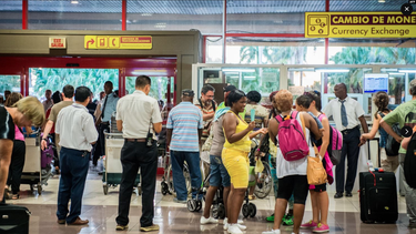 cancelacion de vuelos desata opiniones encontradas en la isla