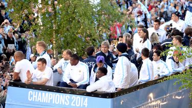 americateve | Los jugadores de Manchester City, con su t&eacute;cnico Manuel Pellegrini en el centro, recorren la ciudad en un autob&uacute;s de dos pisos descapotado para festejar la conquista de su segunda Liga Premier en tres a&ntilde;os el 12 de mayo del 2014. (AP