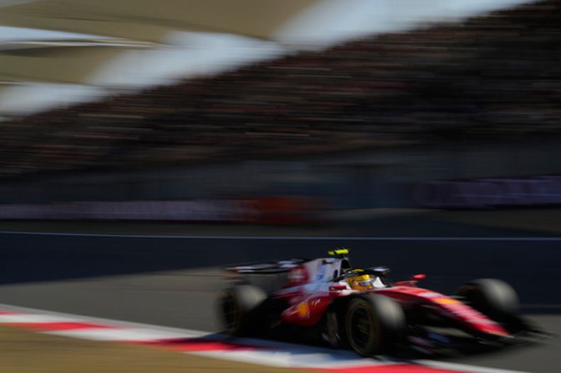 El británico Lewis Hamilton, de Ferrari, compite en la clasificación para el Gran Premio de China, el sábado 14 de marzo de 2026 (AP foto/Vincent Thian)